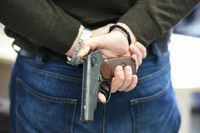 На Рівненщині грабіжника з пістолетом налякали покупці магазину 