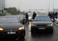 Неймовірні затори на Рівненщині: на дорогу вийшли власники авто на єврономерах  