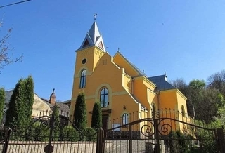 Як повідомляє РІСУ: "Цей храм у Чернівцях було відкрито у 1908 році для проведення почергових молебнів парафіями УГКЦ та римокатоликів"
