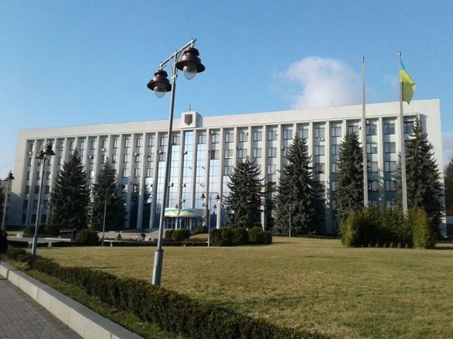 Перед облдержадміністрацією біля флагштоків пропонують розташувати пам'ятник Героям Майдану