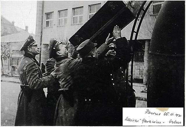 1942 р., німці пакують валізу на автобус в напрямку Києва (на задньому плані Головпоштамт м. Рівне)