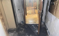 Правоохоронці розшукують зловмисника, який вночі підпалив двері у квартирі на Лермонтова
