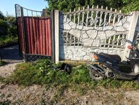 У Рівненському районі підліток на скутері врізався у паркан (ФОТО)