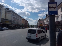 Паркувальники заполонили зупинку громадського транспорту (ФОТО/ВІДЕО) 