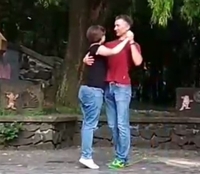 Двоє у джинсах посеред парку Рівного танцювали танго (ВІДЕО) 