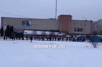 «Я ще такого не бачила»: на Північному десятки людей у кількаметровій черзі чекають на маршрутку (ВІДЕО)