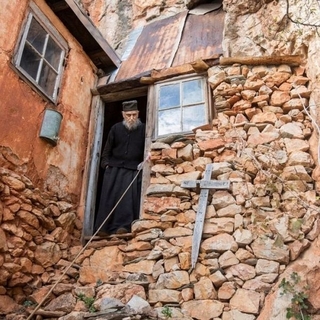 Отець Арсеній самотньо живе в своїй келії на скелі вже 65 років