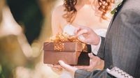 П'ять подарунків, які не можна дарувати на весілля, щоб не було біди: народні прикмети