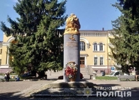 Пам’ятнику радянському партизану у Здолбунові відбили голову (ФОТО)