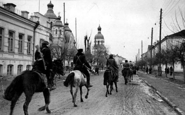 Партизани у м.Рівне. 1944 рік. (с) libr.rv.ua