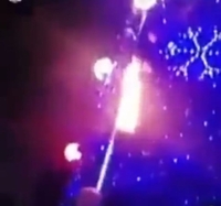 2020-й не пощадив навіть ялинку: новорічна красуня загорілася у ніч на Миколая (ФОТО/ВІДЕО)
