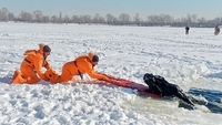 Правоохоронці врятували дитину та трьох чоловіків, які провалилися під лід  (ВІДЕО)
