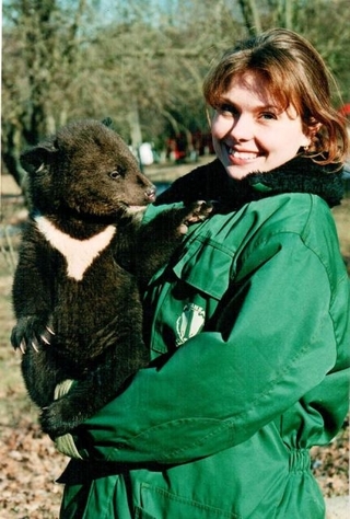Працівниця зоопарку із малюком ведмедя. Фото з архіву колективу зоопарку