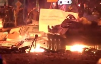 Знай наших: кияни під «УРА» спалили коктейлями Молотова два російських БТРи (ВІДЕО 18+)