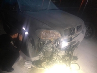 Уночі у Рівному загорілася BMW X5. Гасили небайдужі (ФОТО)