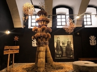 Величезний Дідух із центру Рівного переїхав до столичного музею (ФОТО)