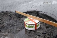 Ями на дорогах Рівненщини міряють тортами (ФОТО)