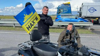 Їхав на двох із чотирьох: Мотоцикліст встановив рекорд України (ФОТО)