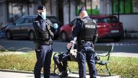 Як у Польщі поліція затримує перехожих без захисної маски (ВІДЕО 16+)