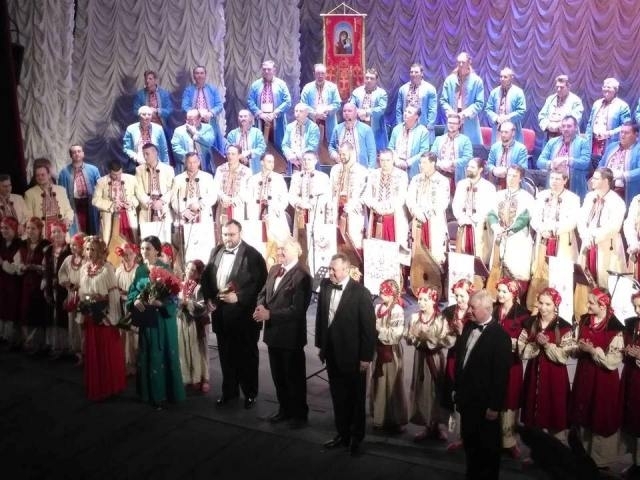 Олександр Тарасенко на фото -- по центру, зліва