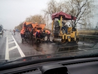 У дощ кладуть асфальт: на Рівненщині знову скаржаться на роботу шляховиків (ВІДЕО)