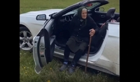 90-річна Баба Ріна розсікала по полю за кермом Mustang (ВІДЕО)