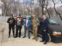 Відремонтований у Рівному американський Chrysler «поїхав» на Донбас (ФОТО)