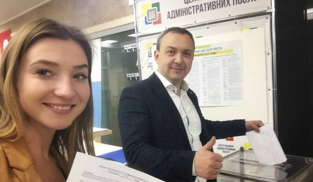 Муляренко і його радник (прес-секретар) у ЦНАПі голосують за проекти Громадськіого бюджету