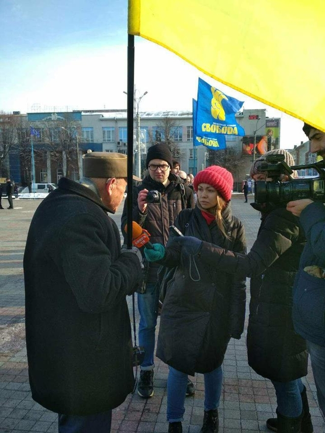 Журналісти спілкуються із Василем Кирилюком