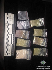 Рівненські копи знайшли у чоловіка пакетики з наркотиками (ФОТО)