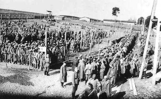 Концтабір "Stalag 360" на вул. Білій: Germans guard prisoners in the Rovno camp for Soviet prisoners of war. (c) ushmm.org