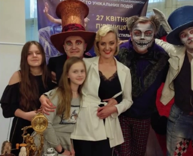 Ірина Максименко в центрі. Зліва від неї Тарас та двоє їхніх дочок