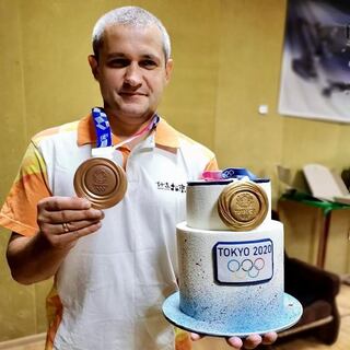 Ось такий сюрприз очікував нашого бронзового медаліста Олімпійських ігор-2020 у кульовій стрільбі Олега Омельчука після повернення додому в Україну - так підписане це фото на сторінці НОК у фейсбуці