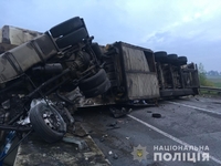 Рух у напрямку Львова досі перекритий вантажівкою після ДТП у Грушвиці (ФОТО/ВІДЕО)