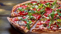 Домашня соковита піца на тонесенькому тісті за 30 хв: рецепт для лінивих