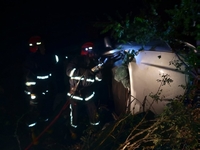 На Рівненщині водія затисло після того, яка машина злетіла в кювет (ФОТО) 