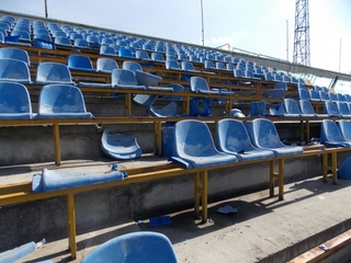 Поламані стільці на стадіоні "Авангард"