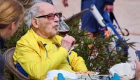 Щоб ми так жили: український тенісист святкує свої 100 років… на корті з келихом вина (ФОТО)