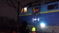У Дубні зіткнулися пасажирський потяг та вантажівка. Машиніста деблокували надзвичайники (ФОТО)