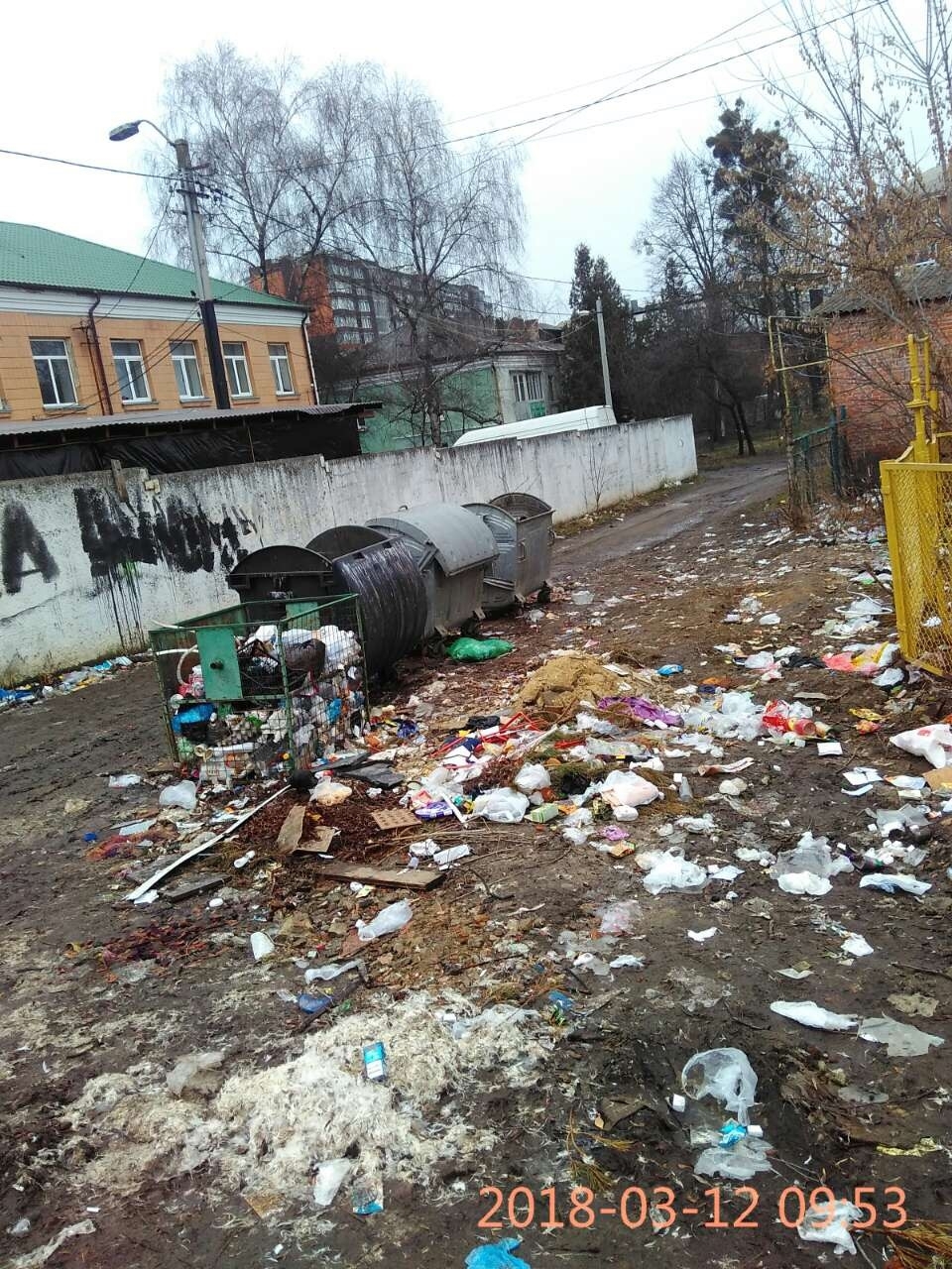 Так у березні виглядав сміттєвий майданчик на вулиці Степана Бандери