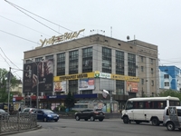 Рекламу на фасаді ЦУМу в Рівному приберуть, плац і стоянку – оновлять