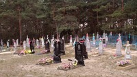 На Рівненщині живі люди ставлять собі пам'ятники на кладовищі (ФОТО)