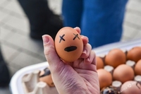 На Рівненщині молодик закидав автомобіль яйцями 