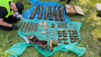 У лісі на півночі Рівненщини знайшли схованку зі зброєю (ФОТО)
