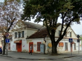 У цій будівлі на розі вулиць Драгоманова та 16 Липня колись діяло кафе "Русана"
