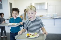 Їжа холодна, тож відправляється у смітник: У Рівному проводять опитування батьків з приводу якості харчування у школах