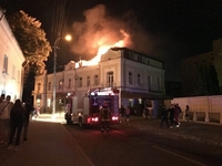 Пожежу у центрі Рівного, яка розпочалася ввечері напередодні Дня Незалежності, гасили до ранку (ФОТО)