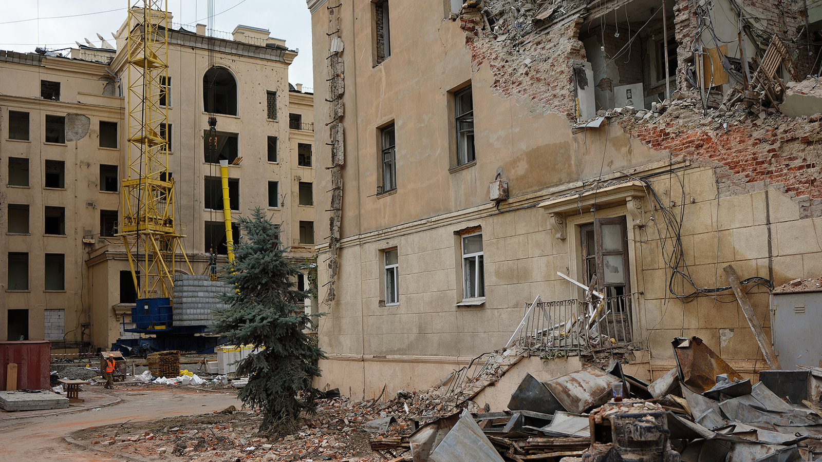 В центрі Харкова - жодної цілої будівлі. Фото - Українська Правда