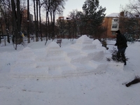 Велику снігову фортецю будують для дітей у Рівному (ФОТО)