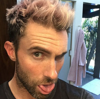 Лідер «Maroon 5» кардинально змінив колір волосся
